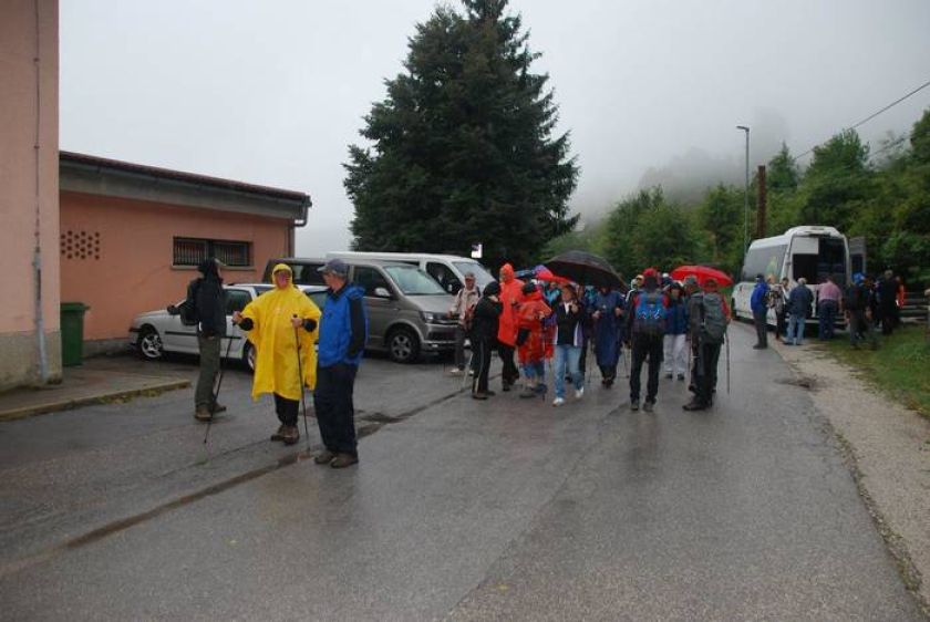 FOTO: S sobotnega pohoda slepih in slabovidnih