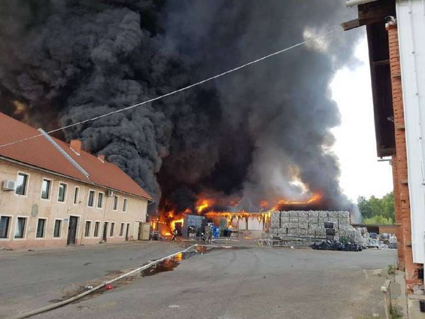 AVDIO: Arso, se hecate?! Na zemljini ob požaru v Zalogu pri Straži ni nastala okoljska škoda?? 