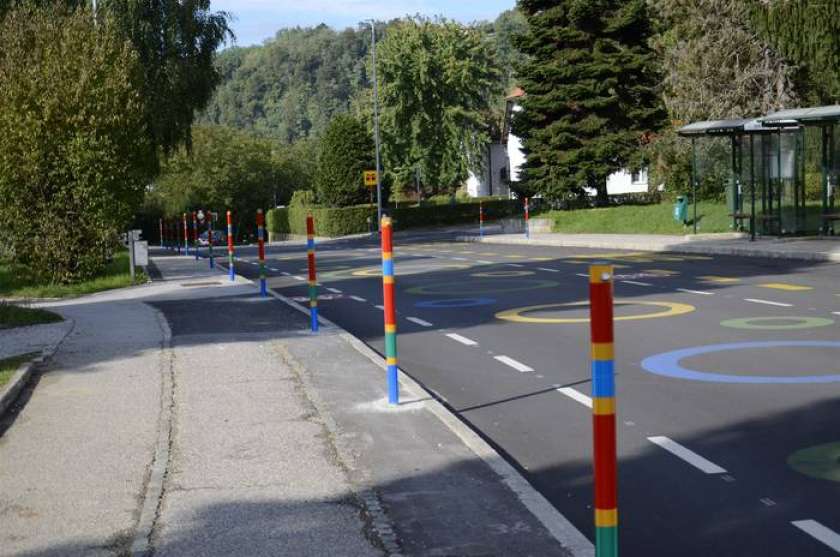 Cona 30 na cesti mimo krške šole za varnejšo pot otrok