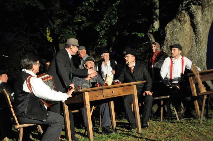 FOTO s premiere veseloigre z ljudskim petjem Na Trški gori