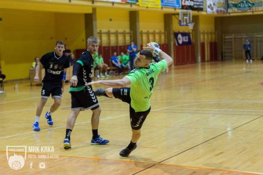 FOTO: Krkaši na kolena spravili novinca iz Šmartnega