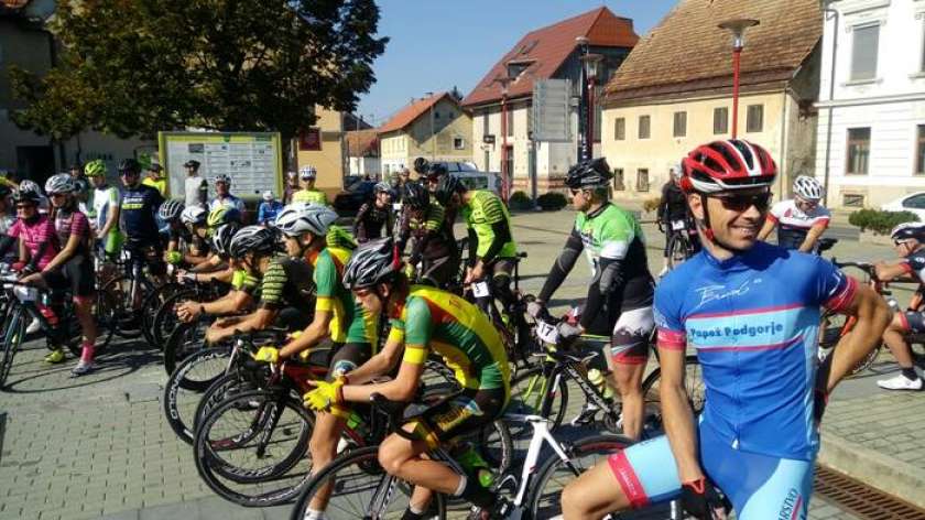 FOTO: 86 tekmovalcev se je s kolesi družno pognalo na Javorovico 