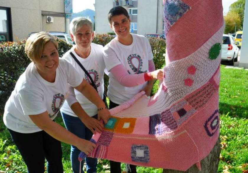 FOTO: Sevniški drevesi v rožnatih pleteninah