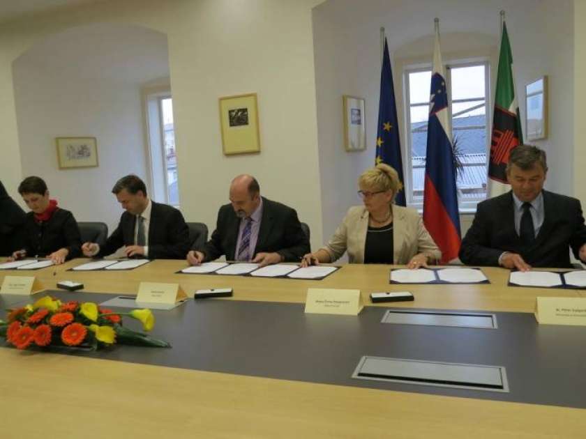 VIDEO : V Črnomlju in Novem mestu podpisana protokola za Južni del 3.razvojne osi 