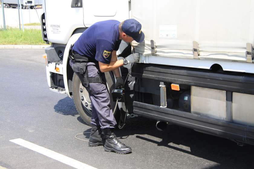 Policisti na Obrežju in Gruškovju s temeljitejšim pregledom tovornjakov zaostrili stavko