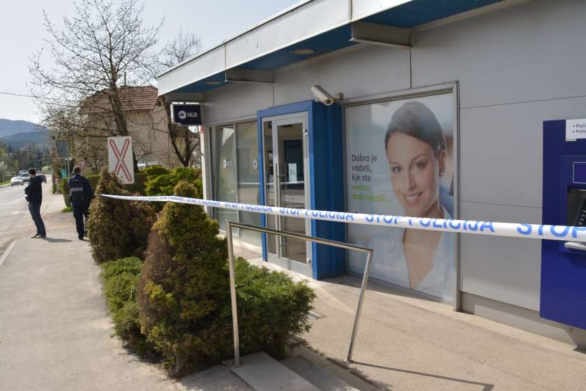 Novomeški policisti iščejo roparja banke v Straži