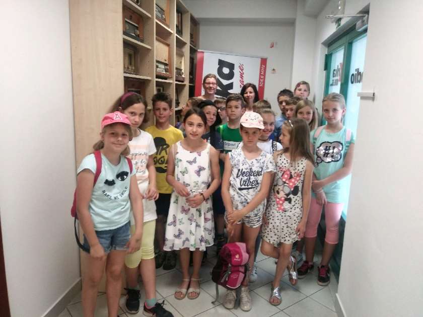 FOTO: Mladi novinarji obiskali Radio Krka