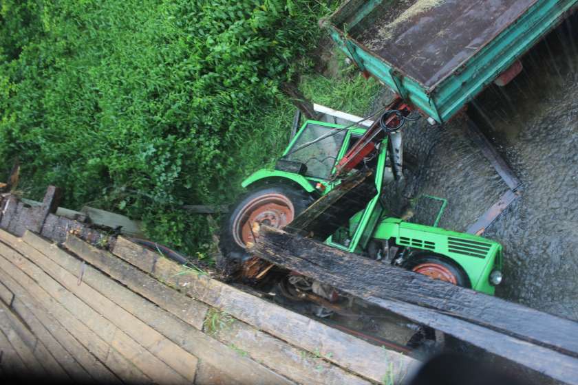 FOTO: S traktorjem v potok