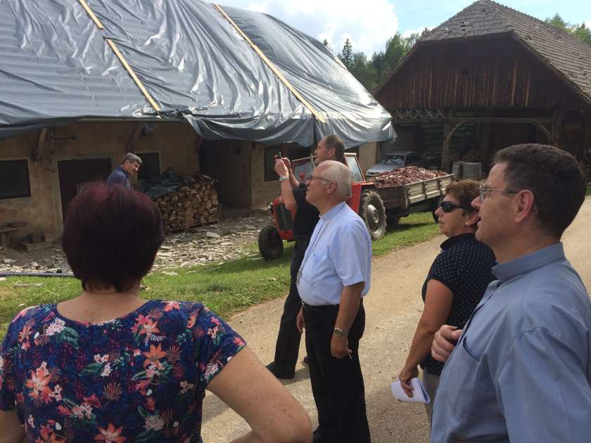 FOTO: Novomeški škof obiskal Črnomelj, pomoč zbirajo še naprej