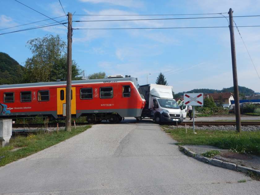 FOTO: Trčila sta potniški vlak in tovorno vozilo