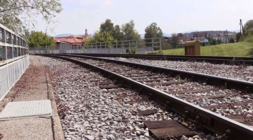 Agencija za varnost prometa poziva k varnemu prečkanju železniških prog