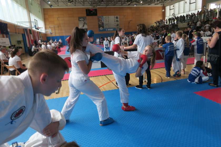FOTO: Brežiške karateistke na mednarodnem turnirju odlične