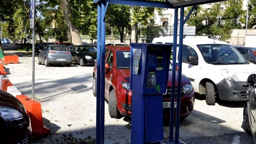 AVDIO: Krka ob enih - V Krškem prepoved uporabe igral in fitnesov na prostem, v NM brezplačno parkiranje