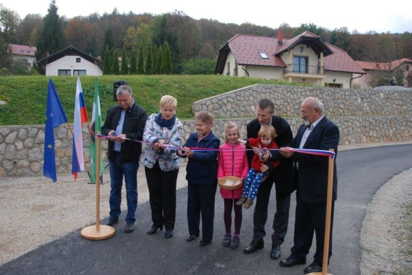AVDIO&FOTO: V Selih pri Otovcu dobili nov asfalt