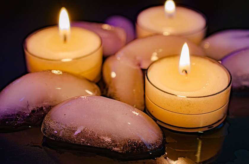 Previdno s svečami v adventnih vencih