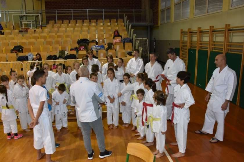 FOTO: 15 medalj za karateiste Karate kluba Krka