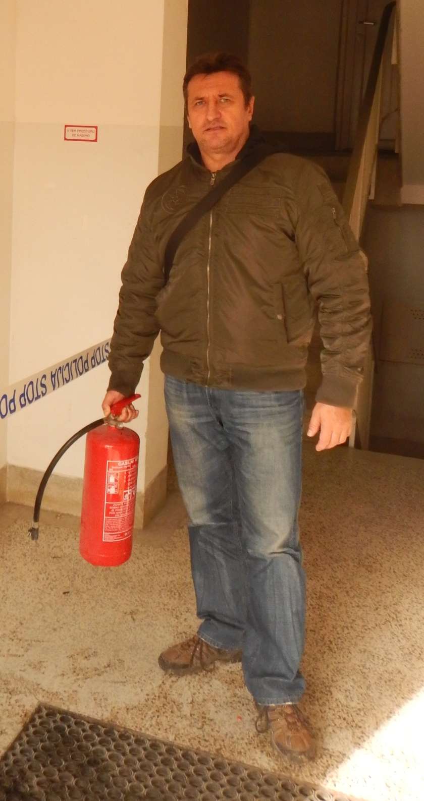 FOTO: Branko - policist, ki je iz gorečega stanovanja rešil moškega