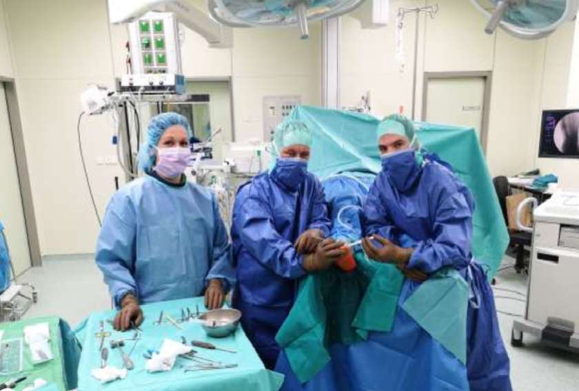 V novomeški bolnišnici prva implantacija umetnega sklepa v nožnem palcu