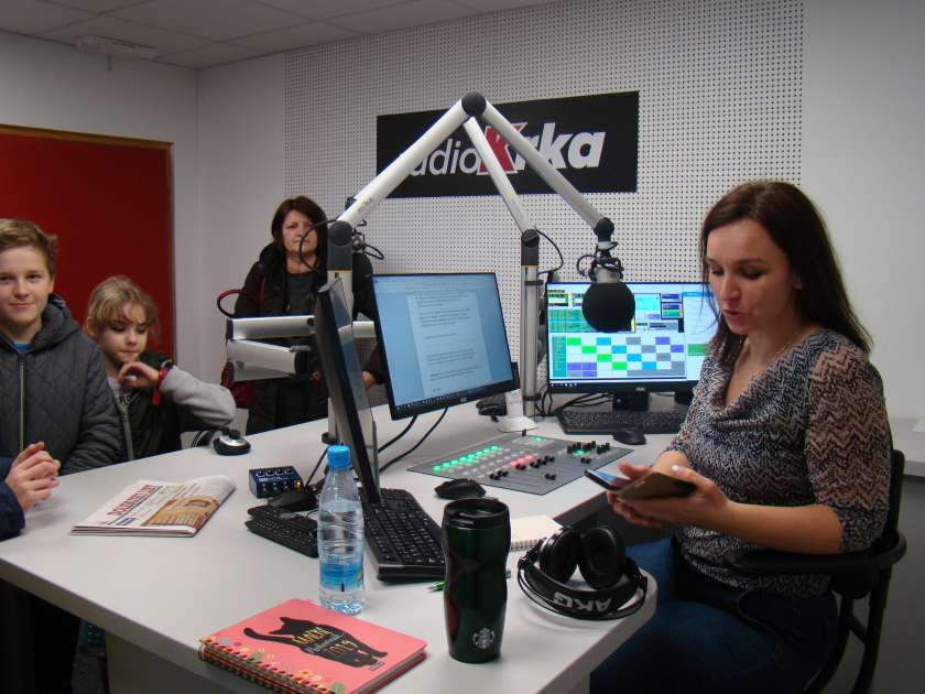 FOTO: Radio Krka obiskali osnovnošolci z Otočca