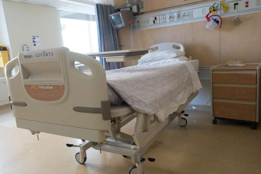 V novomeški  bolnišnici 52, v brežiški 13 covidnih postelj