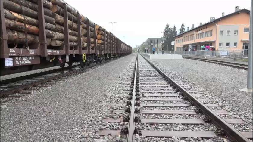 AVDIO: V Kočevje je pripeljal prvi tovorni vlak