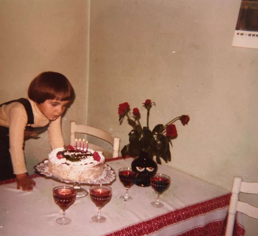 FOTO: Kdo je punčka, ki piha svečke?