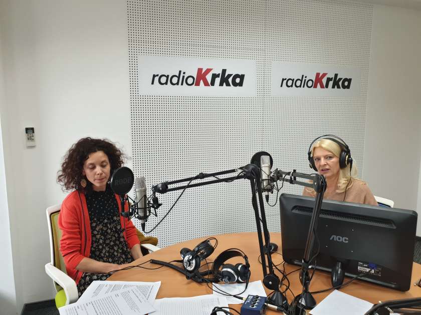AVDIO: V Kostanjevici na Krki razstava Prestopanja Tine Mohorović