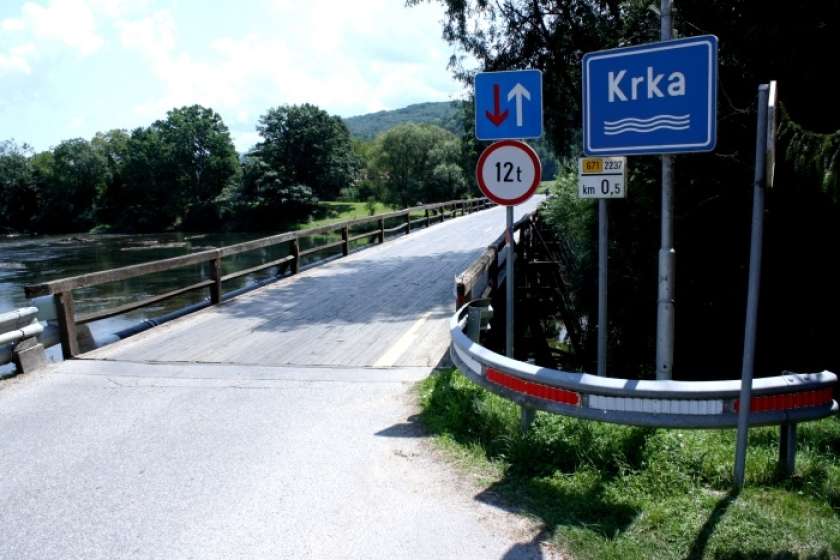 FOTO: Omejitev prometa čez most na Brodu v Podbočju