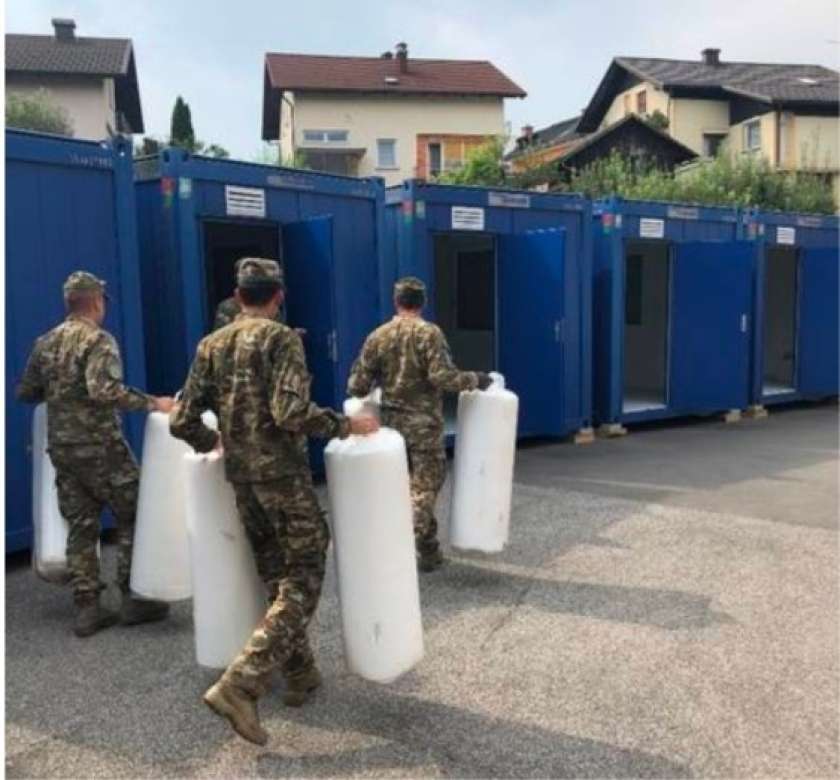 FOTO: V Črnomlju bivalni kontejnerji za nastanitev vojakov