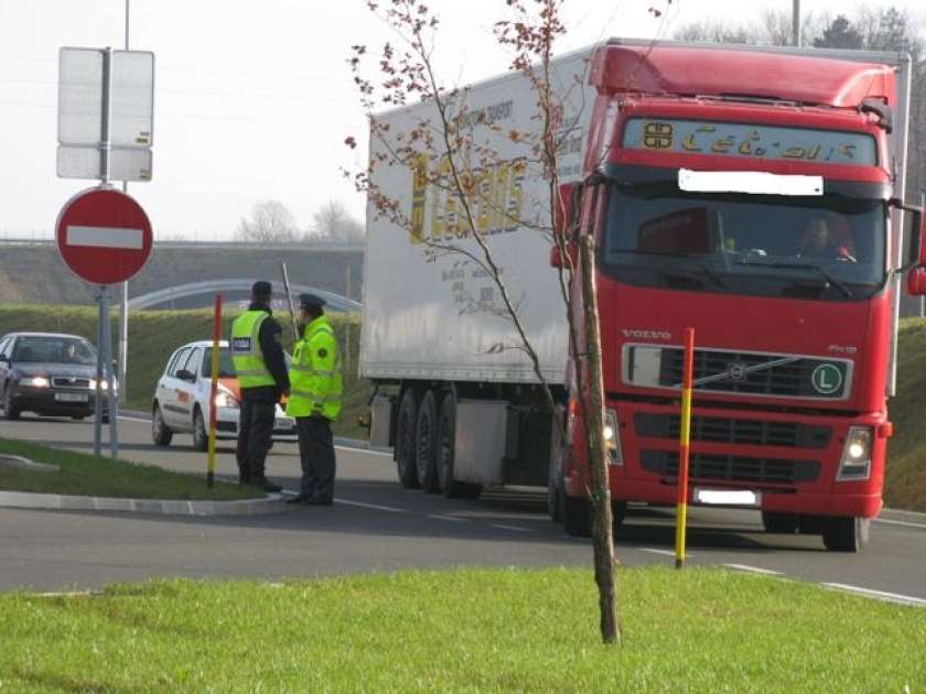 Do 13. februarja poostren nadzor nad vozniki tovornih vozil in avtobusov