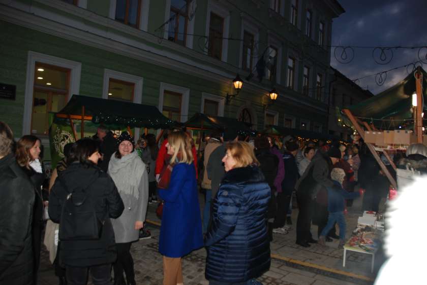 AVDIO&FOTO: Začetek prazničnega decembra v Črnomlju s prenovljenima ulicama