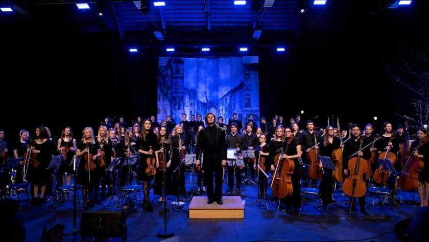 Krka ob enih: Novomeški simfoniki bodo zaigrali na Glavnem trgu