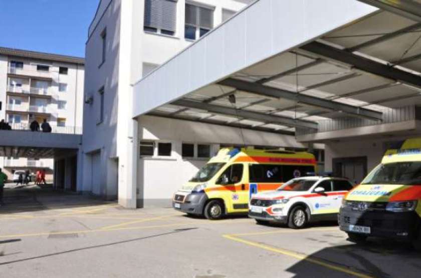 AVDIO: Zdravstveni dom Sevnica bogatejši za novo garažno hišo reševalne službe