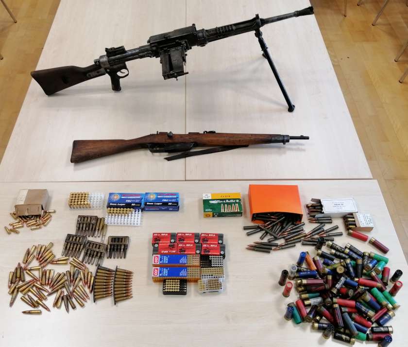 Policisti 37-letniku zasegli vojaško orožje in več kot tisoč nabojev