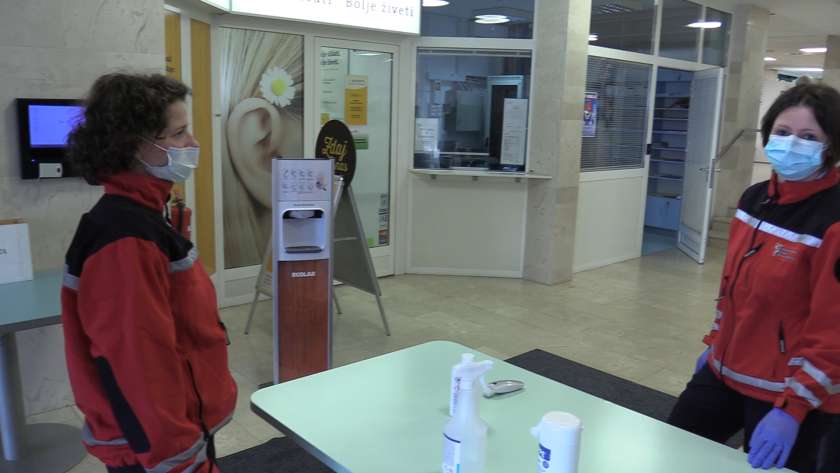 FOTO&VIDEO: V Zdravstvenem domu Novo mesto prenaročajo bolnike