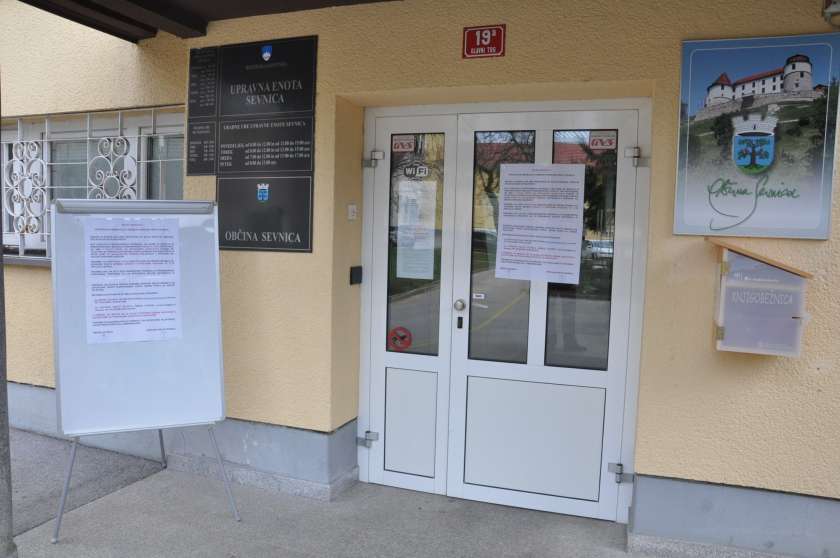FOTO: Dostop omejujejo tudi javni zavodi in podjetja v občni Sevnica