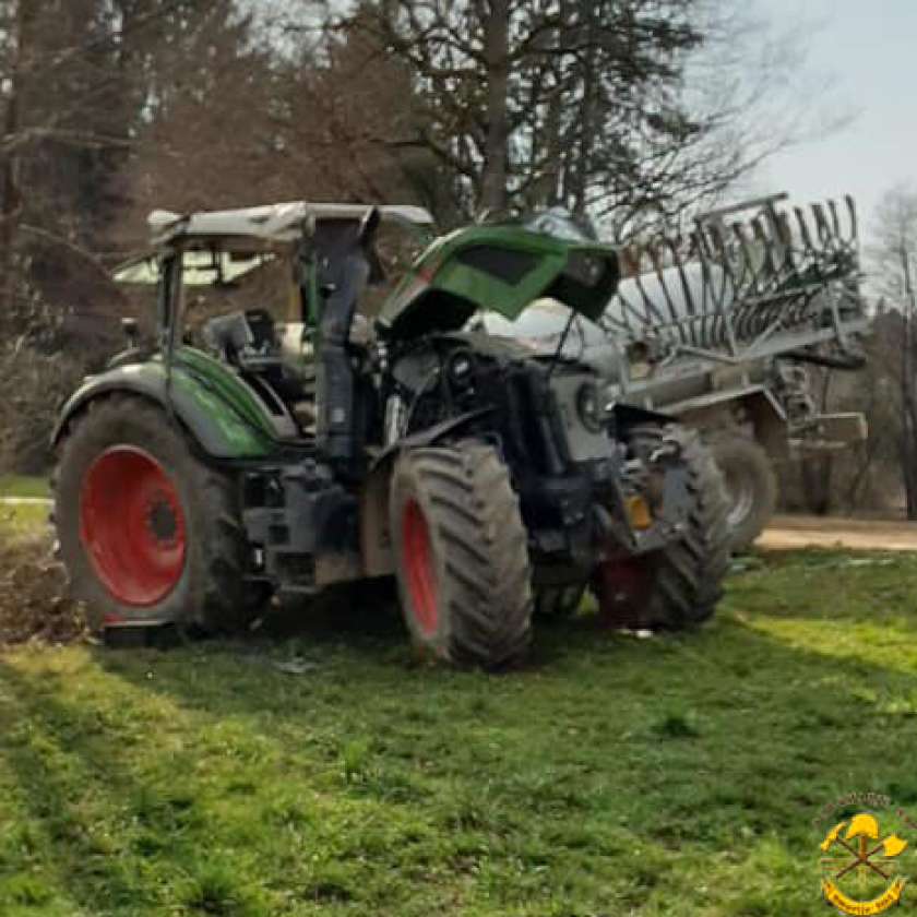 FOTO: V nesreči traktorja s cisterno, udeležen otrok