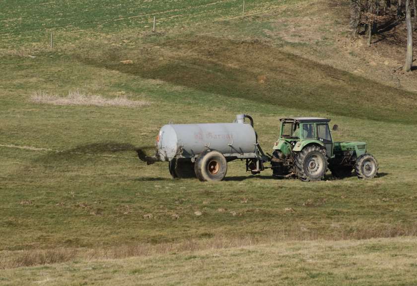Inšpektorat opozarja na prepoved gnojenja kmetijskih zemljišč