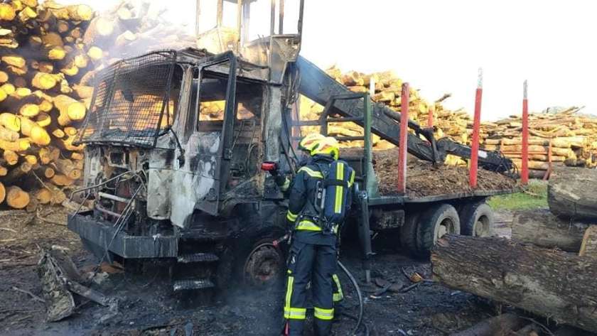 FOTO: Zagorela sta gospodarski objekt in tovornjak