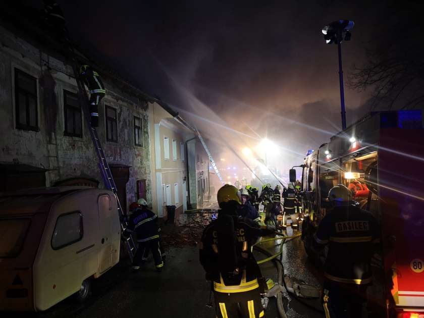 Požar v Višnji gori vzel trem družinam streho nad glavo
