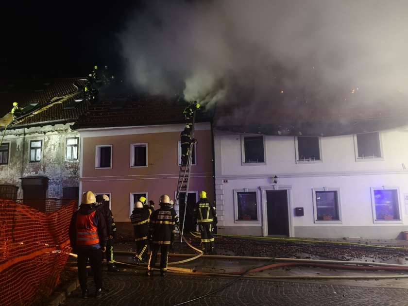 AVDIO: Krka ob enih – Po požaru v Višnji gori tri družine brez strehe nad glavo