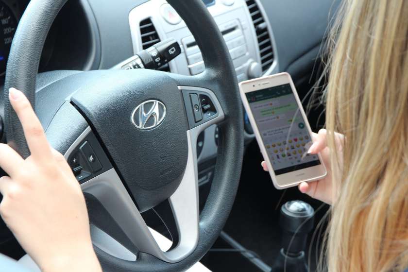 Poostren nadzor uporabe mobilnikov med vožnjo