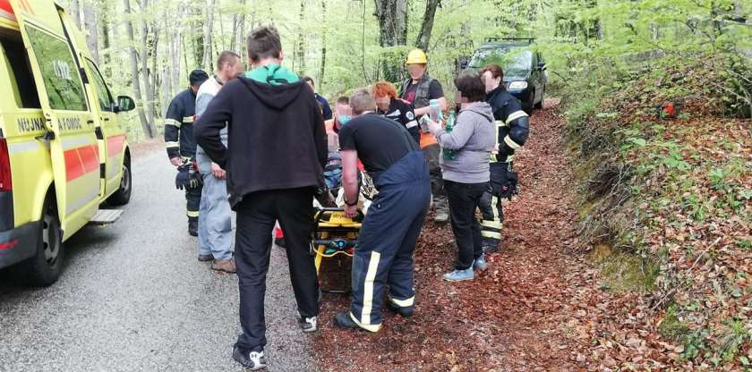 FOTO: Pomagali občanu, ki si je v gozdu poškodoval nogo