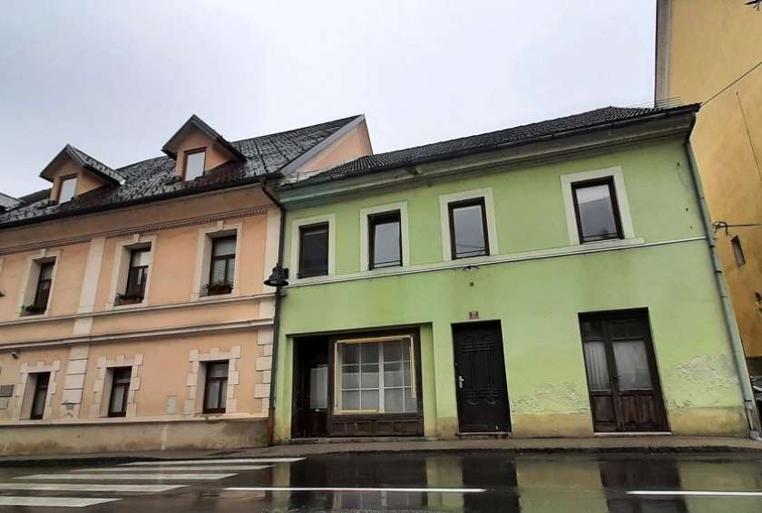 Prvi brivsko-frizerski salon v Sevnici čaka prenova