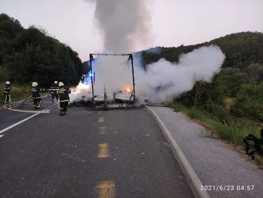 FOTO: Zgorela prikolica tovornjaka