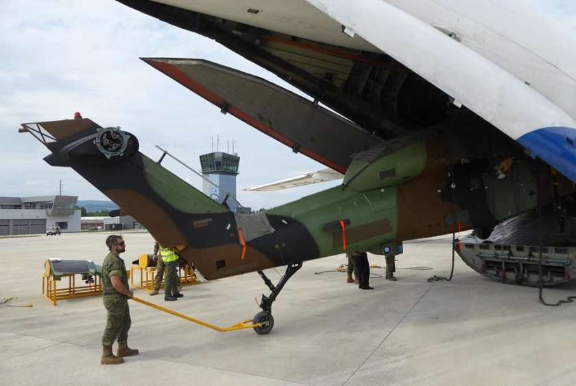 Krka ob enih – V Španijo odpeljali v vojaški vaji poškodovan helikopter