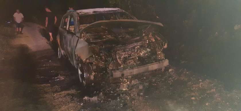 FOTO: V Homu pri Šentrupertu zgorelo vozilo