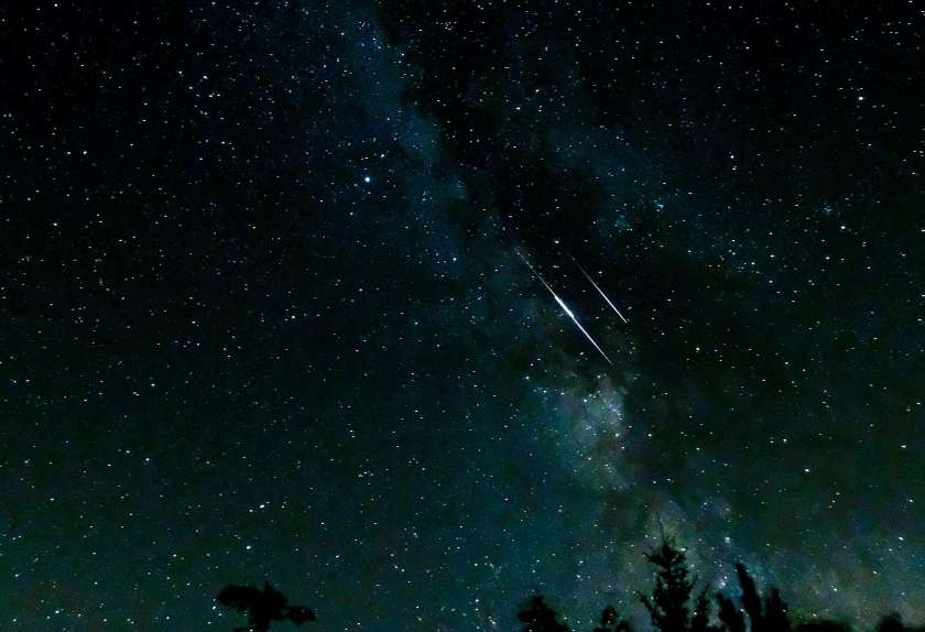 Ponoči vrhunec utrinkov meteorskega roja Perzeidov