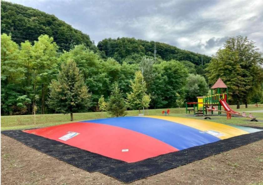 Velik trampolin v sevniškem parku