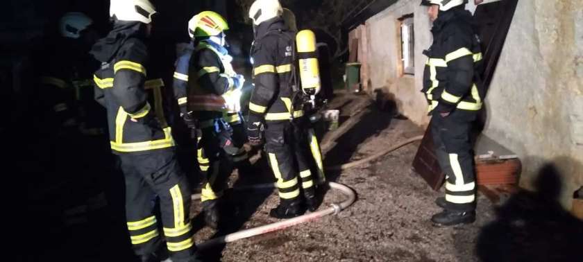 FOTO: Požar v hiši pomagali gasiti krajani